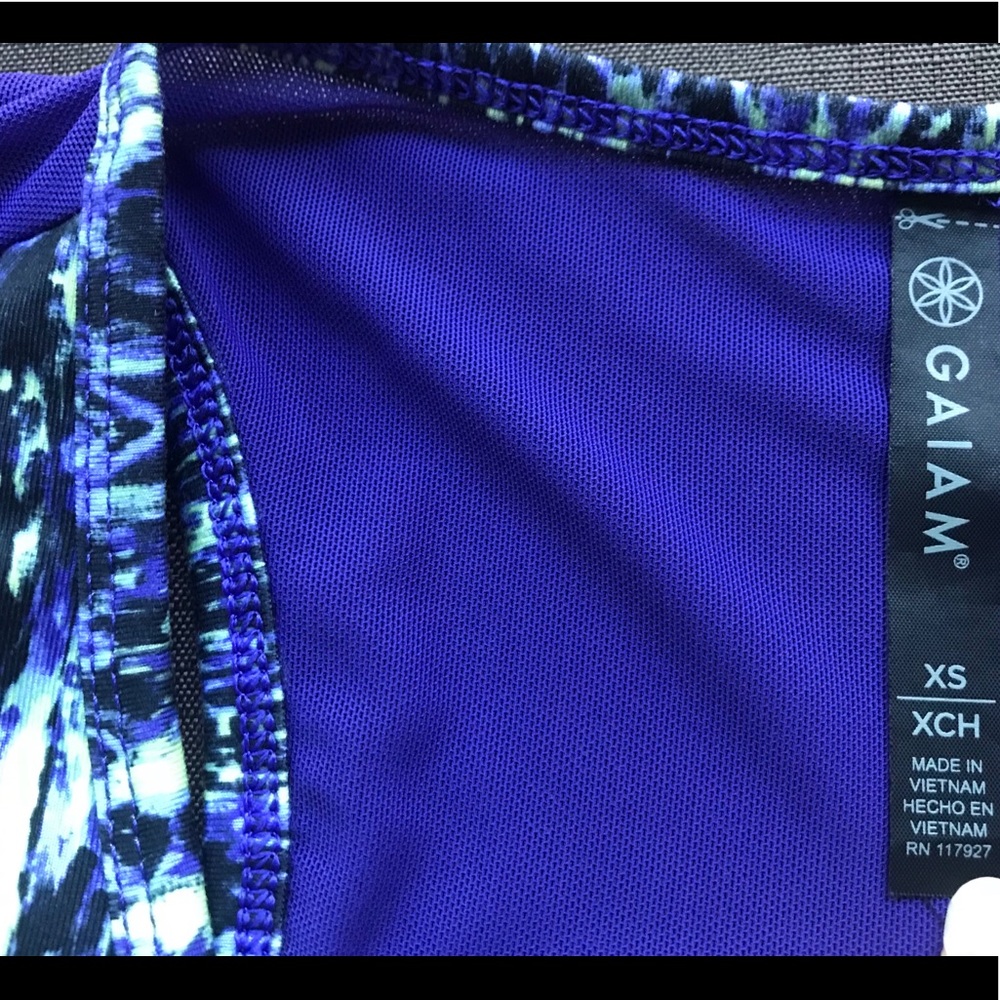 Gaiam workout tank top w/shelf bra. Like new!!! XS